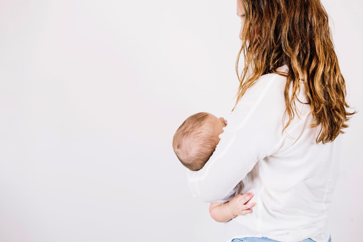 los bebés se acostumbran a los brazos Lémur